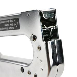 Engrapadora de Alta Resistencia de 2 Vías con Cuerpo Totalmente Metálico para Aplicaciones en Madera y Cercas - Product Image 2