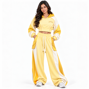 Conjunto Deportivo de Dos Piezas para Mujer, Color Amarillo con Paneles Crema, Sudadera Corta y Pantalones Anchos, Estilo Casual, Fabricante OEM - Product Image 1