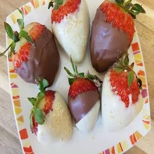 Fraises glacées enrobées de chocolat en gros – Fournisseur de snacks de fruits surgelés de qualité supérieure - Product Image 1
