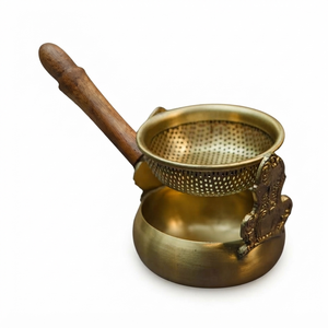 Colador de té de latón dorado con diseño de pétalos festoneados, mango de doble asa, tazón perforado fino para infusión de té de hojas sueltas y hierbas - Product Image 1