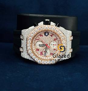 Reloj de Diamantes Moissanite Multicronógrafo Personalizado Estilo Hip Hop con Esfera Analógica Rosa y Correa de Silicona Negra, el Accesorio Perfecto - Product Image 1