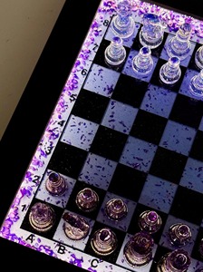 Jeu d'échecs de luxe en résine fait main avec plateau décoratif artistique pour la décoration intérieure et le design sportif - Product Image 3