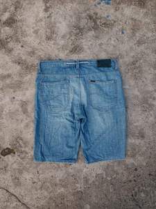 Jean en denim bleu clair délavé vintage pour homme, coupe évasée, détails déchirés et effet usé, taille mi-haute, orné de strass - Product Image 4