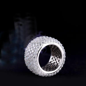 แหวนหมั้นผู้ชายประดับเพชรโมอิสซาไนต์ 7 แถวเต็มวง ดีไซน์แบบ Eternity Band ชุบทองคำขาว เงินแท้ 925 สไตล์ฮิปฮอป - Product Image 3