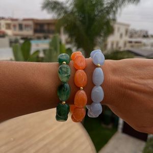 Bracelet en résine artisanal au design artistique et moderne raffiné, bijou élégant pour les passionnés de mode du monde entier - Product Image 2