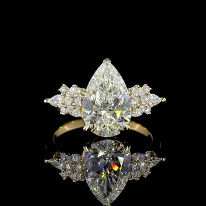 Anillo de Compromiso y Boda Vintage con Diamante Cultivado en Laboratorio en Forma de Pera de 3 Quilates, Certificado por IGI, Oro de 14K, UNICORN JEWELS - Product Image 1