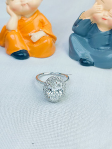 แหวนเพชรทรงรีประดับเพชรข้างในทองคำขาว ออกแบบมาเพื่อความสง่างามเหนือกาลเวลา ให้ประกายระยิบระยับ และหรูหราทันสมัยอย่างประณีต - Product Image 2