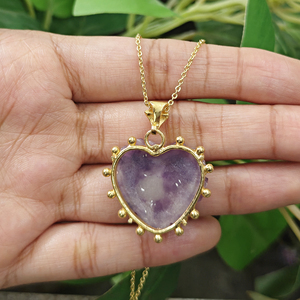 Collar de estilo romántico para mujer con colgante de lepidolita en forma de corazón tallado, con incrustaciones de esmeralda y circonita cúbica, cadena de latón chapada en oro de 18k. - Product Image 6