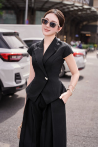 ชุดทำงานผู้หญิง ODM OEM สีดำ ดีไซน์หรูหรา ปกคอวี แขนสั้น ตัดเย็บอย่างประณีต พร้อมสายคาดเอว สำหรับออฟฟิศ ธุรกิจ ออกแบบตามสั่ง NERINA - Product Image 5