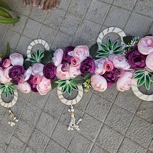 พวงดอกไม้ประดับประดาอย่างงดงามด้วยดอกกุหลาบสีแดงเข้มและไข่มุก สำหรับตกแต่งประตูแบบดั้งเดิมและงานเฉลิมฉลอง - Product Image 1