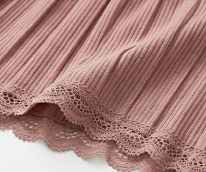 Ensemble de bralette sans armatures romantique avec dentelle et culotte hipster taille mi-haute en tricot de spandex et polyester - Product Image 6