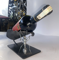 Estante para Vino Artístico de Hierro Forjado con Diseño de Hormiga Levantando Hoja - Forjado a Mano, Ecológico, Resistente a la Intemperie, Personalizable, Mueble Decorativo para el Hogar