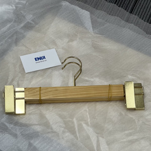 Cintres en bois de haute qualité pour pantalons et robes avec pinces métalliques en acier inoxydable, durables et antidérapants, vente en gros - Product Image 5