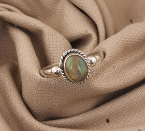 Anillo de Boda Solitario Clásico Boho Delicado Hecho a Mano con Ópalo Ovalado Engastado en Plata de Ley 925 Certificado - Product Image 1