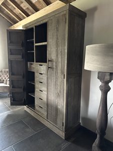 Gabinete de Almacenamiento Rústico de Madera de Salice Bram XL de 2 Puertas con Estantes, Cajones y Acabado Natural Envejecido - Product Image 2
