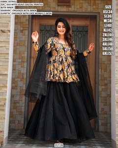 Conjunto de Kurta/Kurti Tradicional de Seda Floral Noor para Mujer - Product Image 1