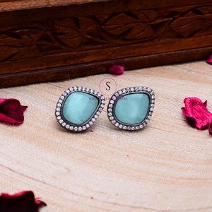 Pendientes de plata oxidada hechos a mano en India con diamantes americanos, ideales para fiestas, bodas y como regalo para mujeres. - Product Image 4