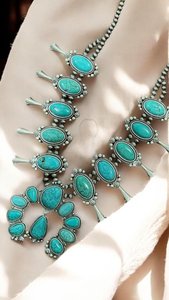 Collier long fait main en turquoise motif fleur de squash, bijou western imposant pour femme, cadeau tendance - Product Image 6