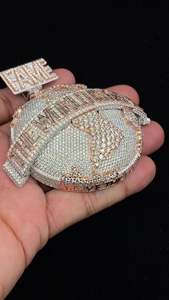 Colgante personalizado 'El mundo es mío' con incrustaciones de moissanita, oro auténtico de 10K y plata, 100g, gran motivo de Tierra, redondo, estilo 'bling', para pedidos al por mayor - Product Image 2