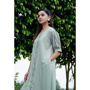 Vestido Casual Shibui en Verde Musgo con Abertura Frontal y Estilo Plisado - Product Image 3