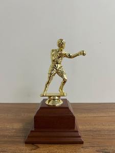 Copa de trofeo de metal de primera calidad para torneo de campeonato de boxeo disponible a un precio asequible desde India. - Product Image 6