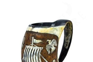 Mug viking authentique en corne de bœuf, fait main, personnalisé et gravé, mug à bière rustique médiéval en corne, cadeau pour homme - Product Image 2