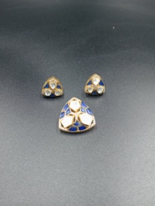 Collier Pendentif Géométrique Amaira Jewels en Argent Plaqué Or avec Zircon Cubique et Pierre Bleue pour Femme, Style Vintage Ethnique, Idéal pour les Fiançailles et les Occasions Spéciales - Product Image 1