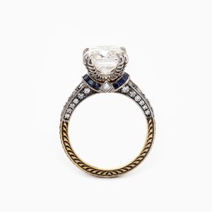 Bague en or 18 carats d'inspiration antique avec saphir bleu taille coussin allongée de 4,50 carats, pierres latérales et diamants de laboratoire filigranés - Product Image 6