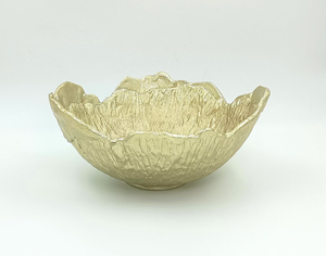 Bol en métal doré fait main avec motif floral sculpté, plat de service décoratif glamour pour offrir en cadeau et décorer la maison - Product Image 2