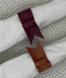 Anneaux de serviette en cuir personnalisés : Décoration de table de mariage réglable - Product Image 1