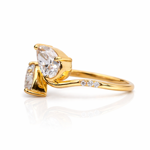 Bague Toi et Moi en or massif 14 carats avec diamant de laboratoire taille poire 1 carat, bague de fiançailles à deux pierres, bague à diamants ronds latéraux, bague ondulée - Product Image 2