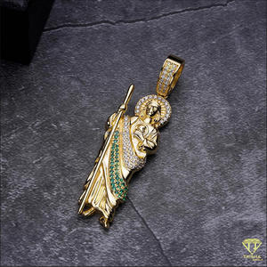 Exclusivo colgante de joyería religiosa con piedras de diamante moissanita de primera calidad y estilo elegante - Product Image 4