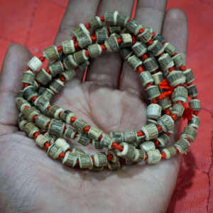 Collier de perles en bois colorées de 2 mm de haute qualité Tulsi Mala 108 pour la prière hindoue et la méditation, export en gros Sigma - Product Image 2