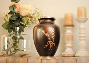 Urne en métal Laurel Crest avec motif emblème feuille, finition bronze antique doré, vase commémoratif décoratif avec couvercle - Product Image 2