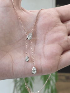 Collar con Colgante de Lujo de Oro Blanco con Diamante Cultivado en Laboratorio, Corte Pera, Certificado IGI, VVS1, 1.75ct, Engaste de Puntas, para Boda - Product Image 2