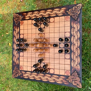 Juego de Mesa Tafl de Madera Hecho a Mano con Intrincados Grabados Celticos en el Borde y Piezas de Madera, Estrategia Vikinga Tradicional para Divertirse - Product Image 2