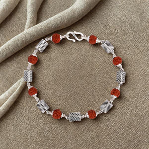 Mystic Heritage Rudraksha Pulsera Estilo clásico Adornado con cuentas de plata antiguas para la elegancia espiritual - Product Image 2