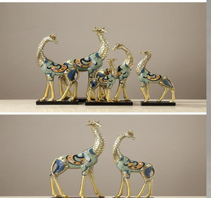 Statues de girafes artistiques à motifs dorés et vert-bleu, avec de longs cousses élégants, disponibles à prix de gros. - Product Image 1