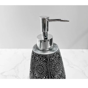 Juego de Baño de Metal Negro con Diseño Grabado en Plata, Ideal para el Baño, Decoración del Hogar, Tocador o Baño de Invitados, de la India - Product Image 3
