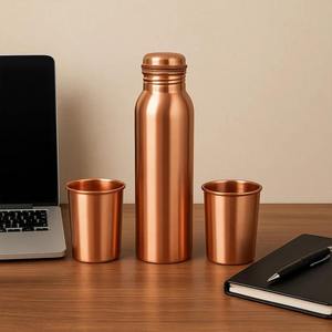 Bouteille d'eau en cuivre martelé avec deux verres en cuivre assortis – Ensemble de vaisselle bien-être pour la restauration, l'hôtellerie, les cadeaux et le bureau - Product Image 5