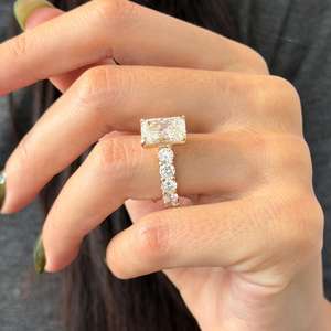 Bague de fiançailles avec halo caché en diamant de laboratoire radiant de 5 carats E VVS2, bande de diamants ronds en or jaune de luxe de 4,2 mm, certifiée IGI - Product Image 3