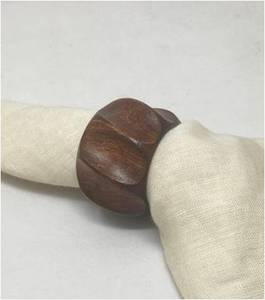 Lots de bagues de serviette en bois modernes gravées avec des mots inspirants pour mariage, écologiques et durables - Product Image 4