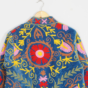 Chaqueta de Terciopelo Bordada para Mujer, Cuello Mandarín, Manga Farol, Estilo Bohemio Floral, Abrigo de Otoño, Patrón Suzani Hecho a Mano - Product Image 5