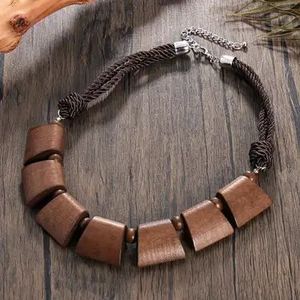 Collier moderne en résine et bois fait main avec accessoires de mode en cristal, fini avec une touche artisanale - Product Image 1
