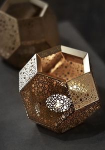 Porte-bougie votif rond en métal noir avec découpe décorative, résistant à la chaleur, pour la décoration intérieure et l'éclairage - Product Image 6