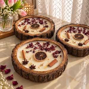 Bougie en cire de soja artisanale en rondelle de bois, récipient rustique en écorce d'arbre, écologique, avec pétales de rose séchés, cannelle et anis étoilé, lumière orange - Product Image 1