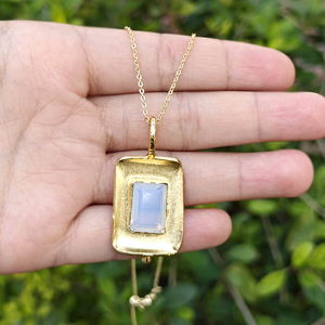 Collier tendance de luxe avec pendentif en opalite rectangulaire, chaîne en or plaqué 18 carats, collier statement. - Product Image 5