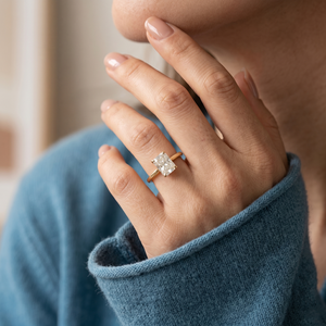 Anillo de Compromiso Solitario de Diamante de Corte Radiante de 2.00CT en Oro Amarillo de 14K, Joyería Fina Minimalista, Venta al Por Mayor, OEM, ODM - Product Image 4