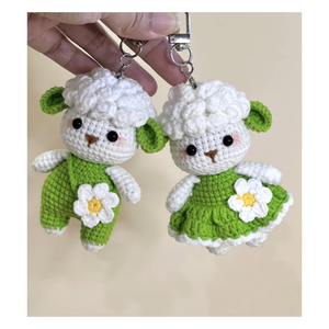 Porte-clés amigurumi mouton au crochet, robe verte, fleur blanche, jouet en peluche dessin animé, forme 3D, mousqueton souple - Product Image 1
