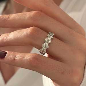 Bague d'éternité unique à grappe large avec diamants de laboratoire E VVS de 3 carats, une seule et unique bague de mariage à grappe en or blanc - Product Image 2